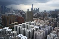 在多云天空的映衬下，从空中俯瞰香港摩天大楼，其城市景观显得格外壮观