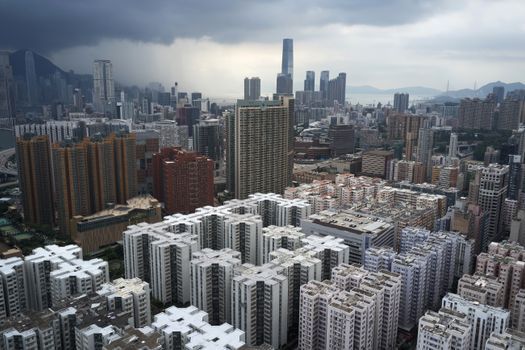 在多云天空的映衬下，从空中俯瞰香港摩天大楼，其城市景观显得格外壮观