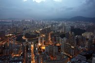 黄昏时分，香港的天际线在九龙鸟瞰图中熠熠生辉，捕捉了城市景观的壮丽