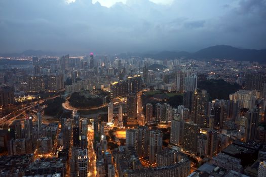 黄昏时分，香港的天际线在九龙鸟瞰图中熠熠生辉，捕捉了城市景观的壮丽
