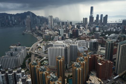香港九龙戏剧性的空中城市景观，在喜怒无常的天空映衬下，展示着摩天大楼的壮丽
