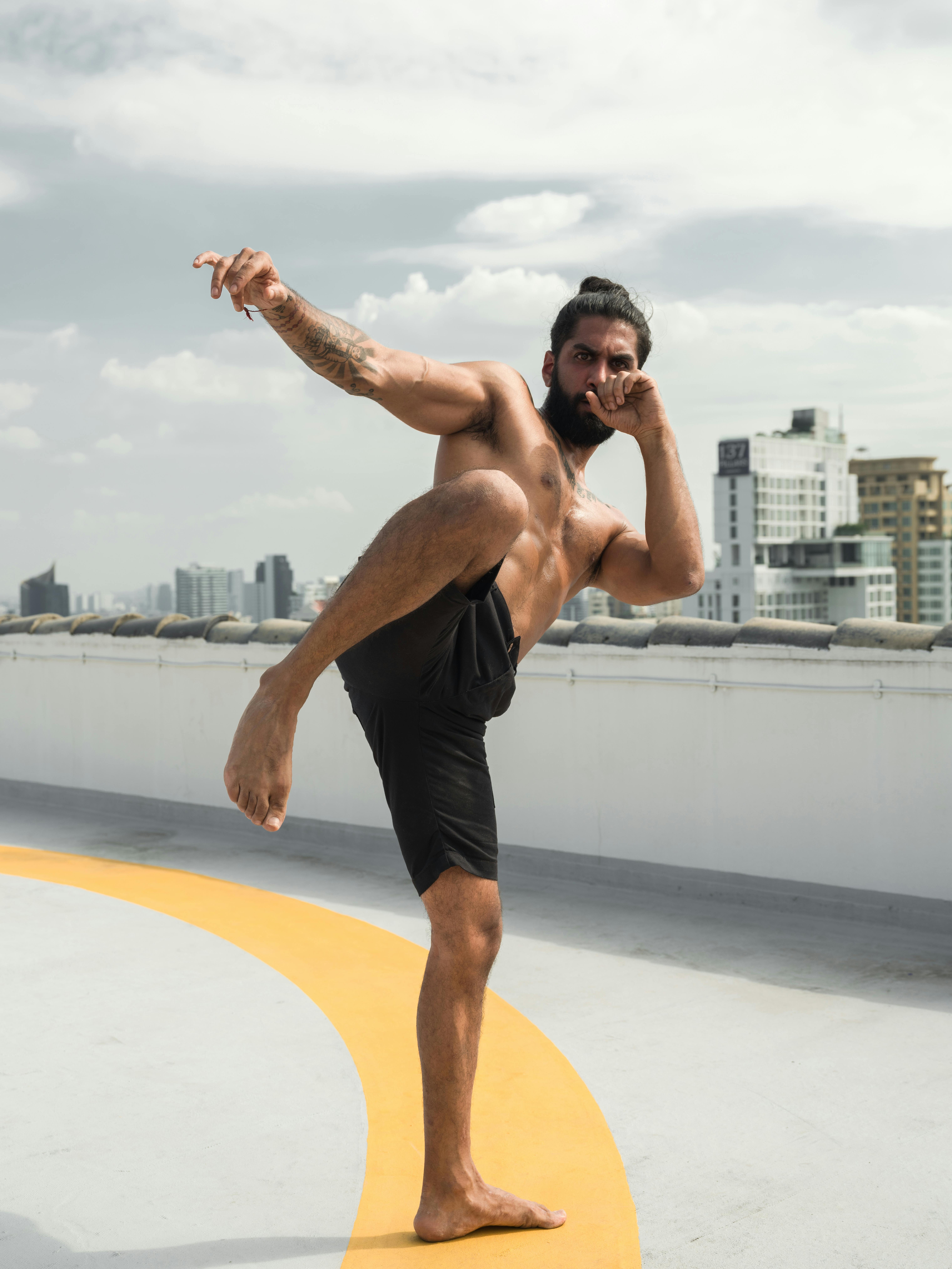 Man in black shorts doing martial art. | Photo: Pexels