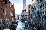在意大利威尼斯，迷人的运河景观中，船只穿行于历史建筑之间