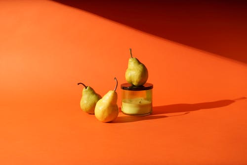 橙色表面上的两个黄色水果