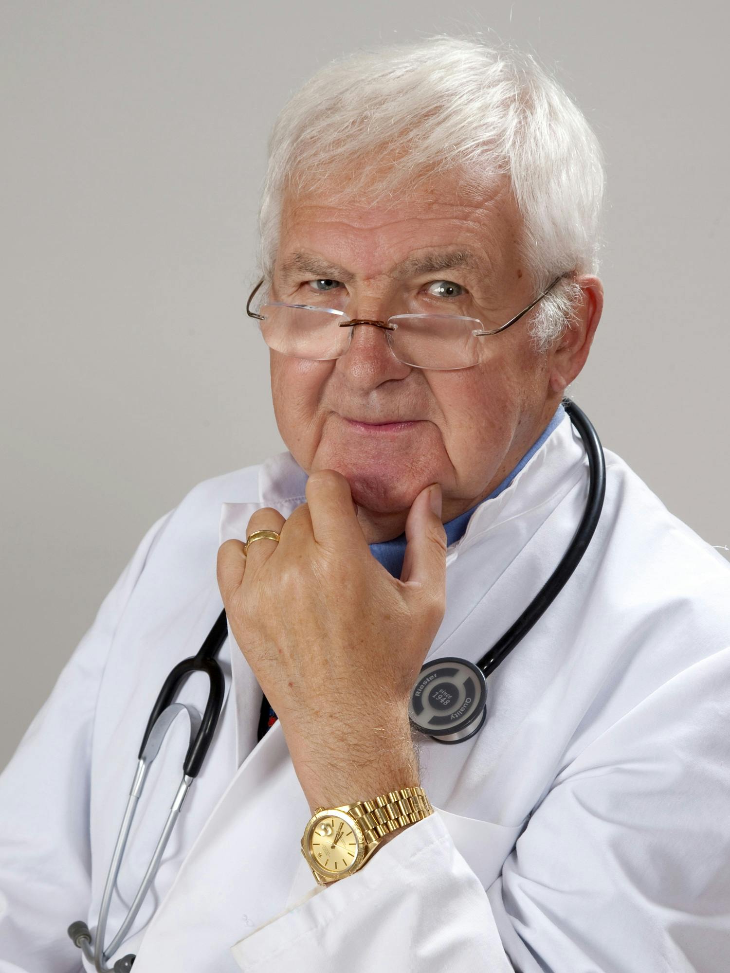 Doctor carrying a stethoscope. | Photo: Pexels