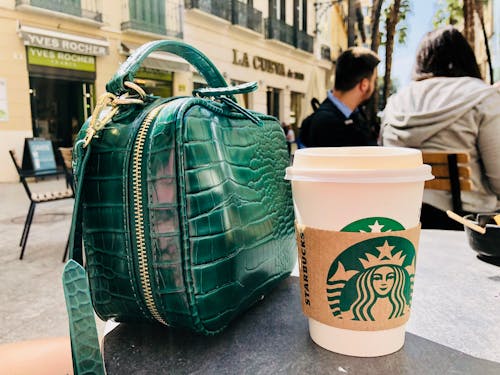 Безкоштовне стокове фото на тему «Starbucks, зелений, міське життя»