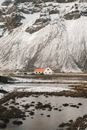 风景如画，远处的小屋坐落在乡村的湖泊与雪山之间，白天里一片宁静祥和