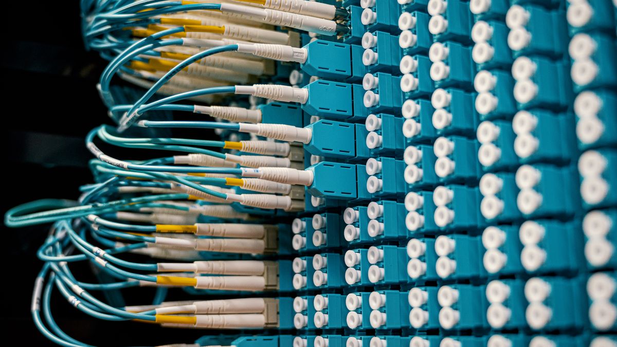 Califórnia aprova sete leis para controlar energia e água de centros de dados de IA