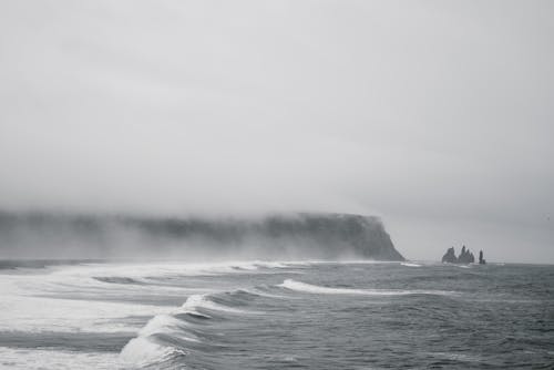 Free Ocean Waves Crashing on Shore Stock Photo