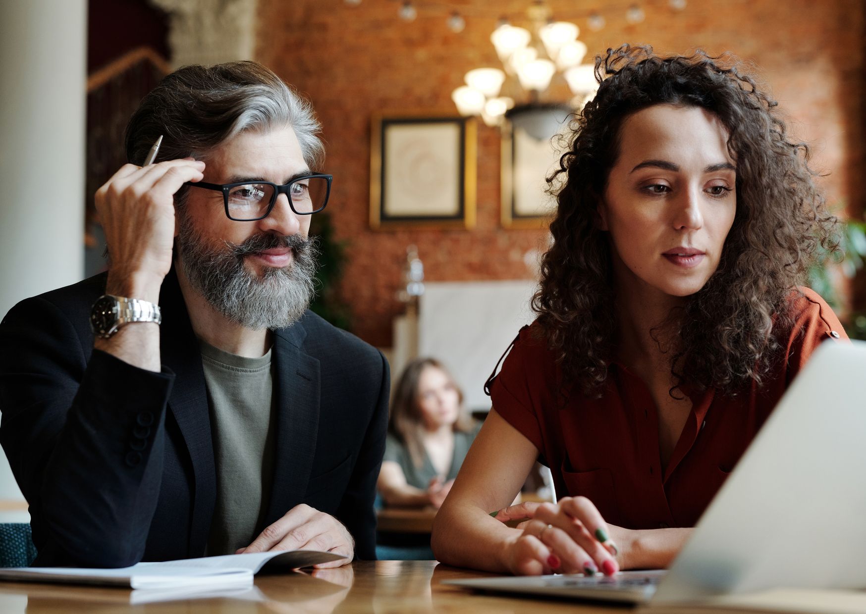 Équipe internationale préparant un site web multilingue