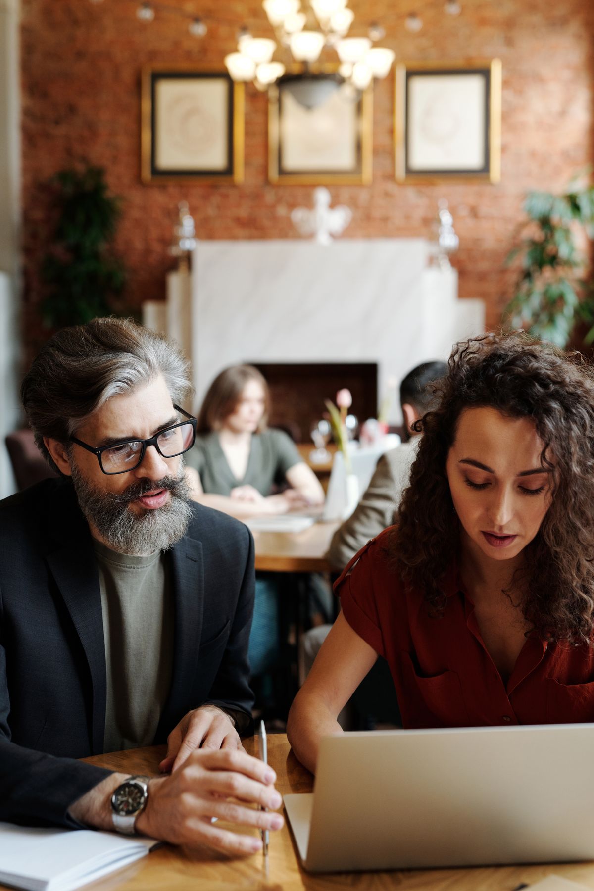 Profesionales revisando en una computadora la estrategia digital de un restaurante