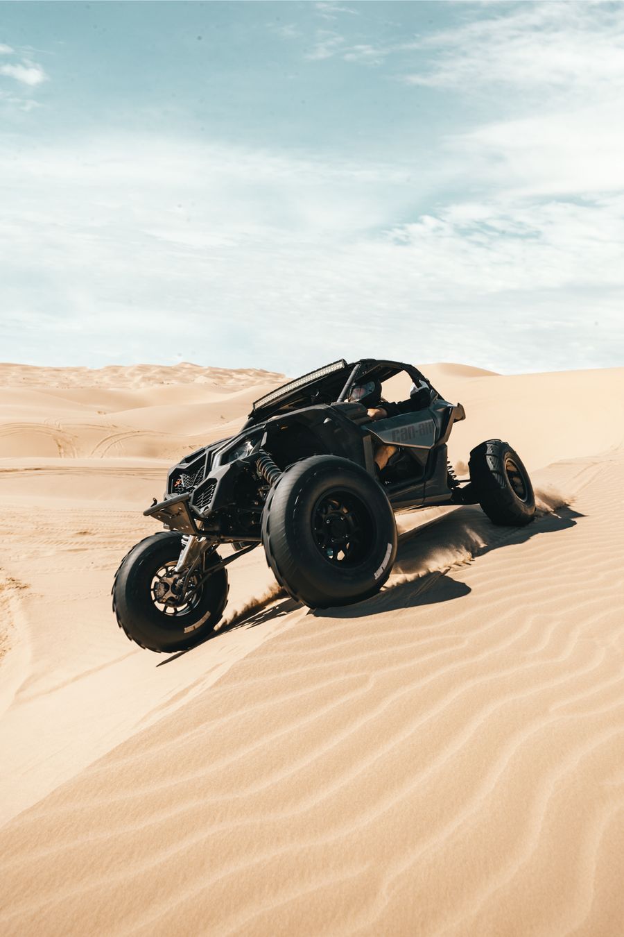 Buggy tout-terrain en action sur une dune