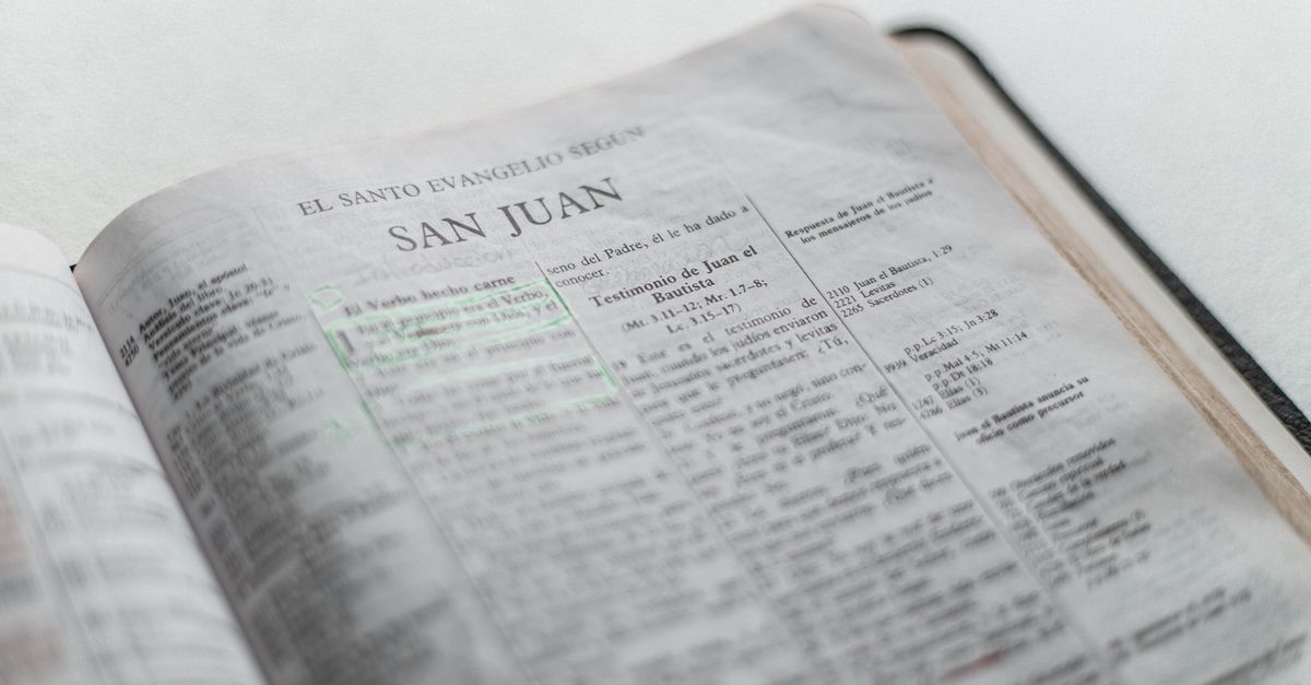 An open Spanish Bible displaying the Gospel of John s text in a soft, light setting.