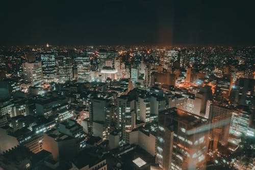 夜間の都市の建物