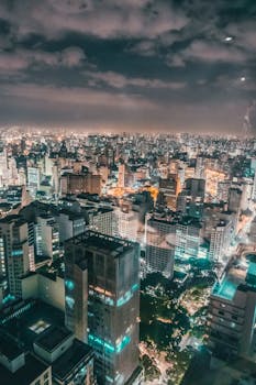 充满活力的夜间城市景观中，摩天大楼和照明建筑展现了城市的建筑风貌