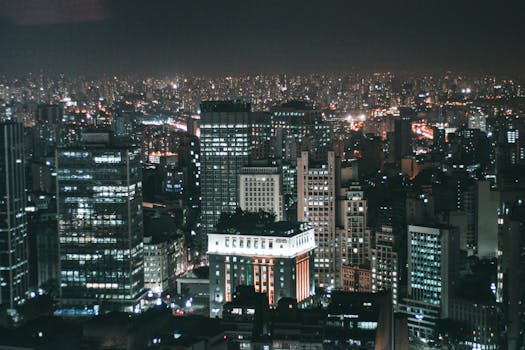 迷人的圣保罗城市夜景中，摩天大楼与繁华的城市生活熠熠生辉