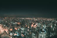 夜间，令人惊叹的城市摩天大楼鸟瞰图被照亮，展现了城市生活和璀璨的灯光