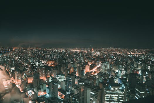 夜间，令人惊叹的城市摩天大楼鸟瞰图被照亮，展现了城市生活和璀璨的灯光