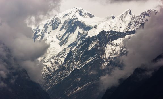 尼泊尔甘德鲁克白雪皑皑的山峰被云层环绕，景色迷人