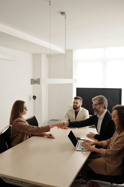 Free Businesspeople Shaking Hands Stock Photo