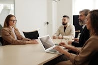 在现代化的办公环境中，与不同团队举行商务会议，专注于规划和合作