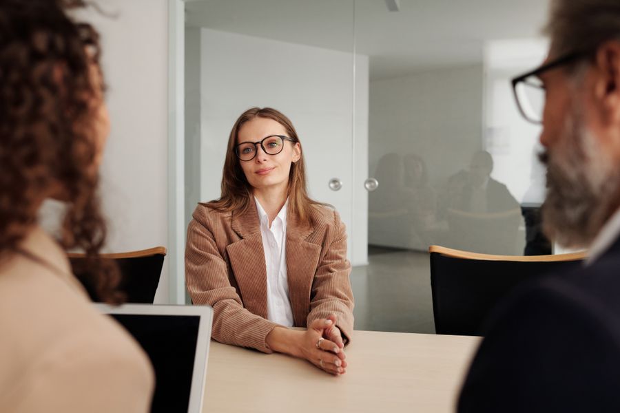 Candidata em entrevista de emprego buscando nova oportunidade de carreira em tecnologia