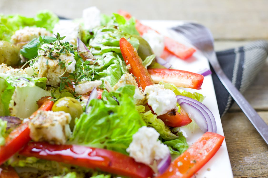 Griekse salade met tomaat, ui , olijven en fetta 