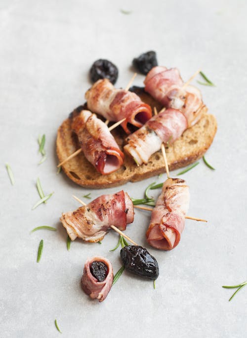 Lebensmittelfotografie Von Speck Mit Geschnittenem Brot