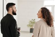 办公室内，一对身着职业装的男女正在交谈