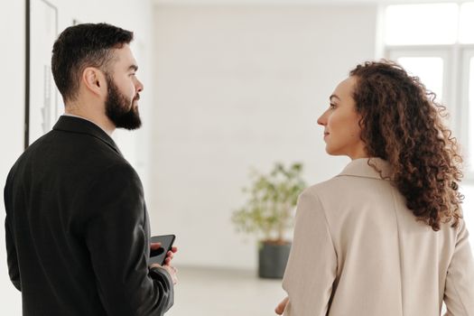 办公室内，一对身着职业装的男女正在交谈