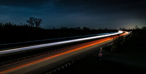 Zeitrafferfotografie Von Roten Und Weißen Autolichtern Auf Der Straße Während Der Nacht