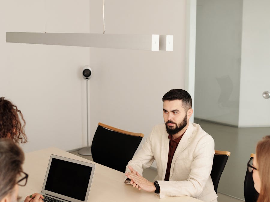 Is recruiter and HR same?