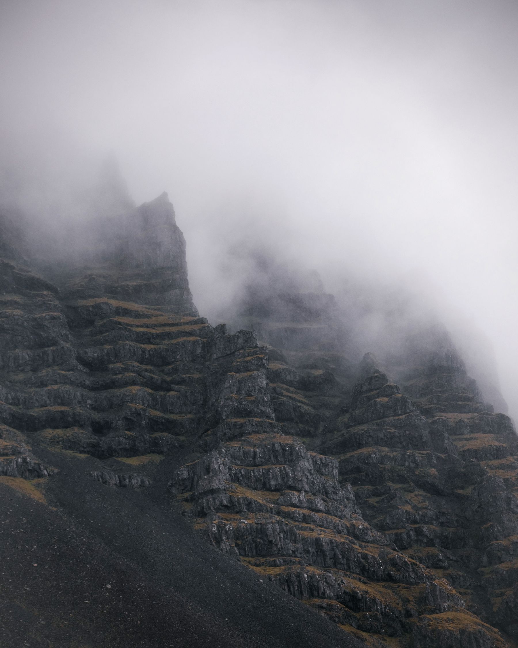 Dramatic mountain ridge with peaks in cloudy sky · Free Stock Photo