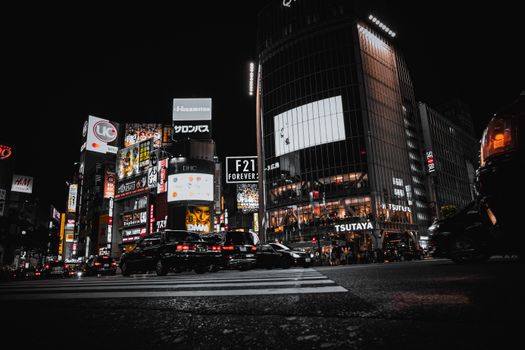 涉谷路口夜色繁华，广告牌明亮，街道热闹