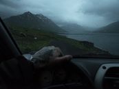 一辆汽车行驶在多雨的山路上