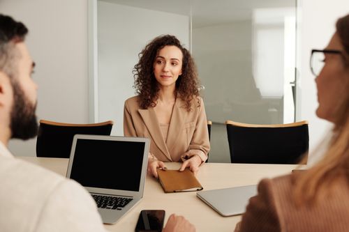 Free A woman in a business suit participates in a job interview, showcasing professionalism and modern office environment. Stock Photo