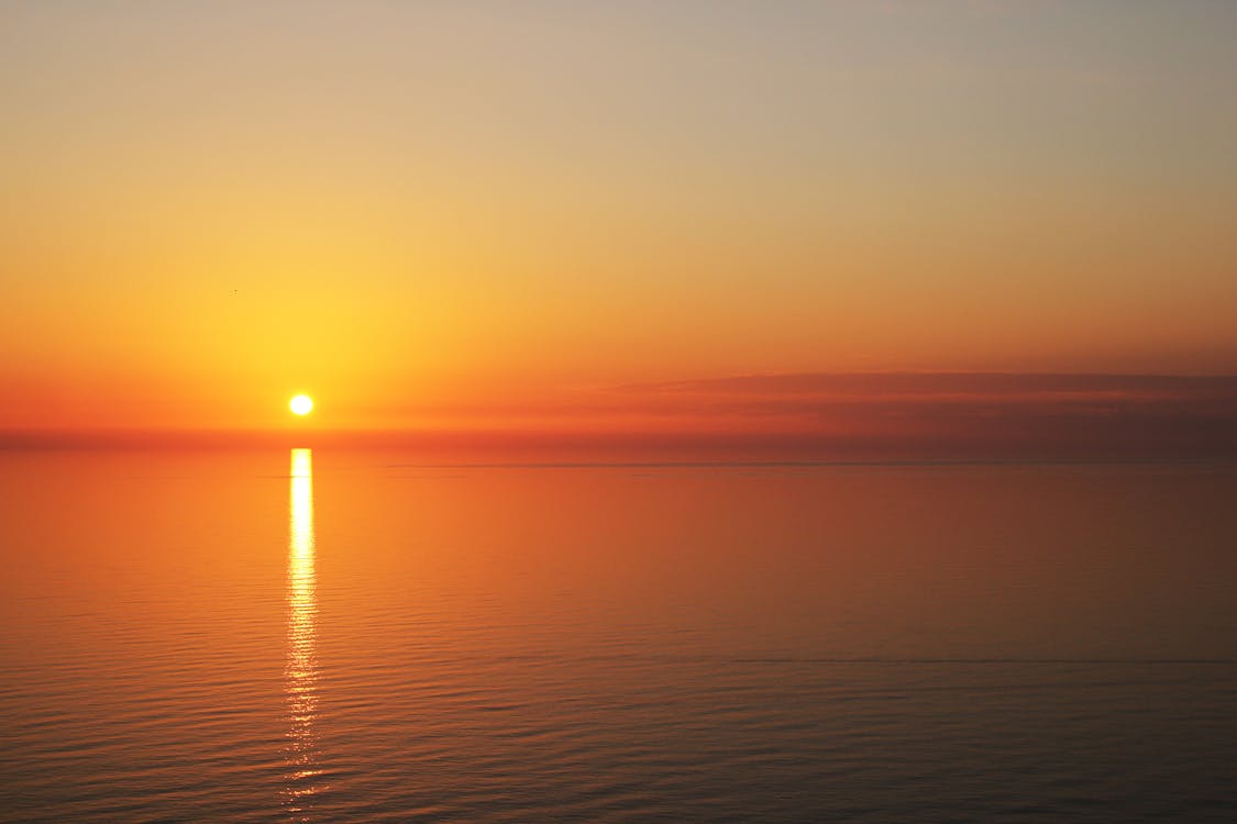 日落期間平靜的水體