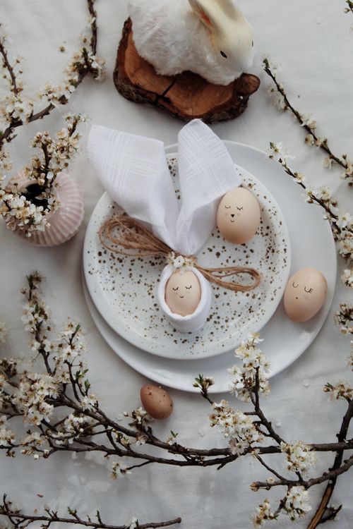 Free Elegant Easter table setup featuring decorated eggs and flowers, perfect for spring celebration. Stock Photo