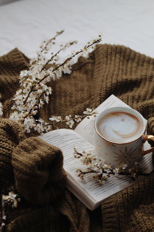Бесплатное стоковое фото с вязаный свитер, горячий напиток, кофе