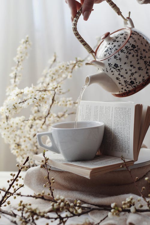 Free Crop woman pouring tea in cup Stock Photo