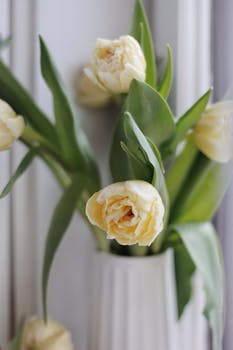 现代公寓的桌子上，摆放着一束精致的黄色郁金香花束