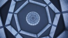 这座未来派玻璃天花板建筑从下方可见几何图案，强调对称与透视效果