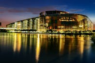 斯特拉斯堡欧洲议会的夜色令人惊叹，在水中倒映得格外美丽