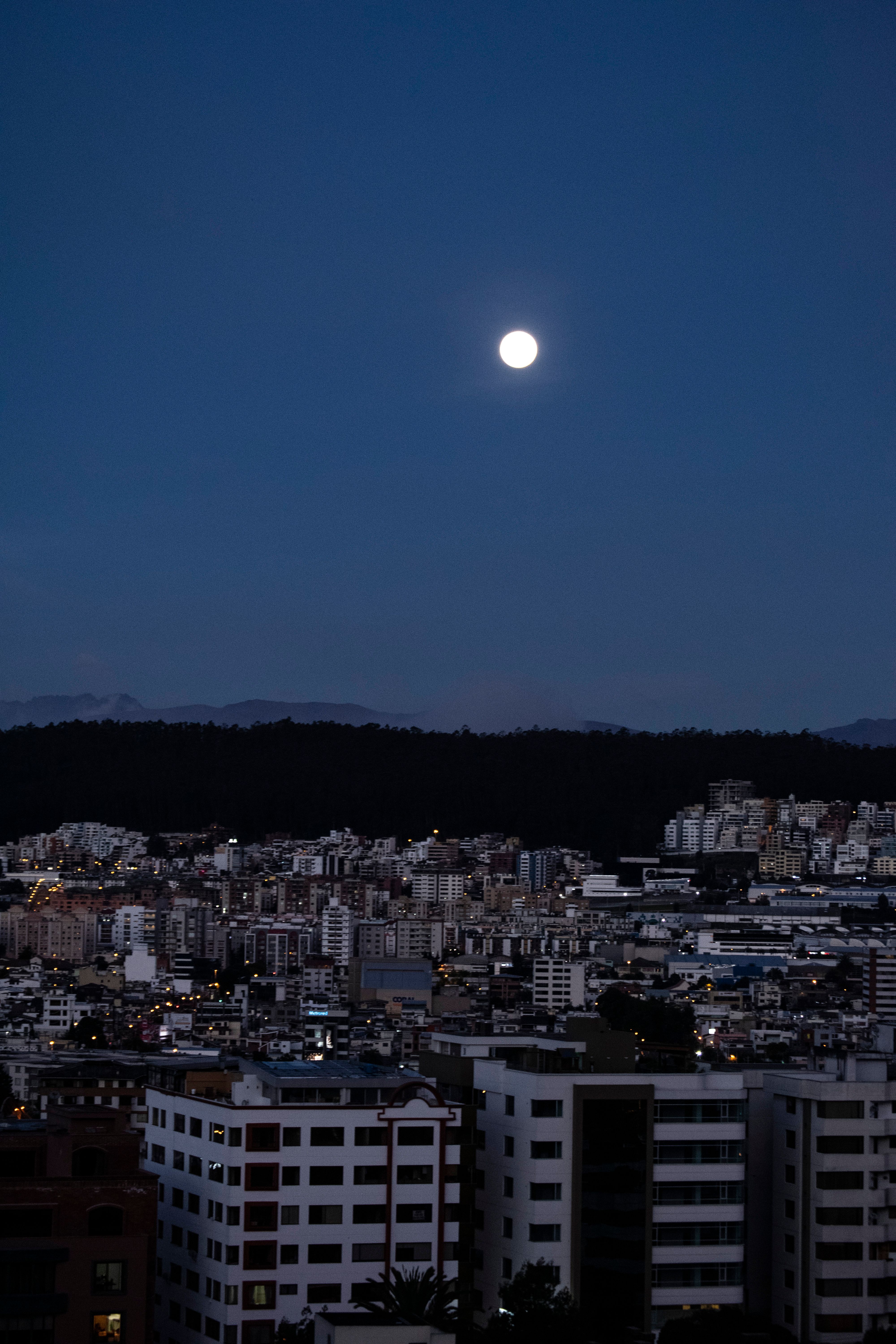 厄瓜多尔基多的夜色令人惊叹，满月照亮了城市景观