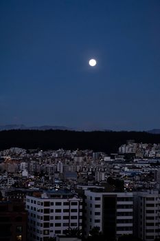 厄瓜多尔基多的夜色令人惊叹，满月照亮了城市景观