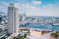 从高处俯瞰科比市，海滨矗立着现代建筑