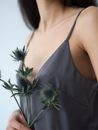 一位手持精致杏子花的女子特写，展现了优雅与自然之美