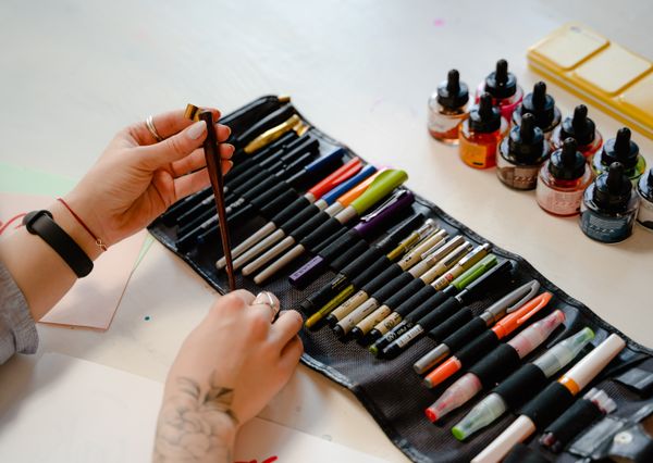 Beginner's guide to modern brush pen calligraphy — learn tools, basic strokes and letter connections