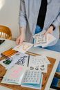 展示书法工具、刻字项目和艺术用品的创意工作空间