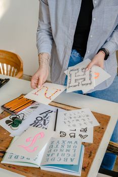 展示书法工具、刻字项目和艺术用品的创意工作空间